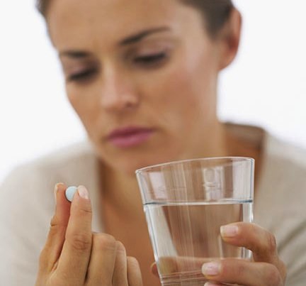 девушка и таблетка