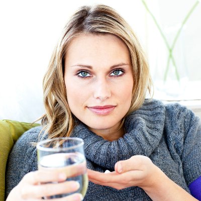 девушка пьет антибиотик