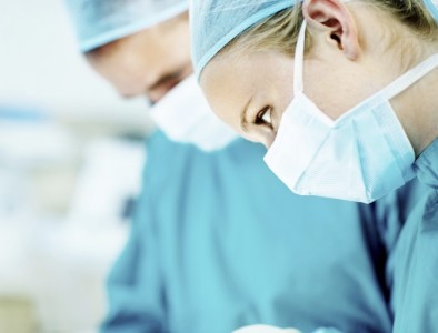 врачи в операционной