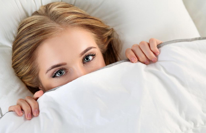 Девушка в постели