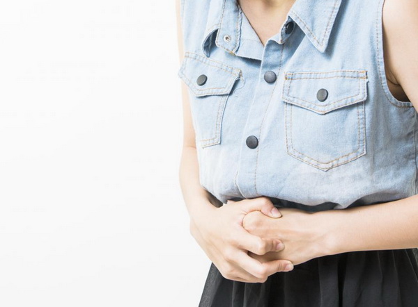 У женщины болит живот