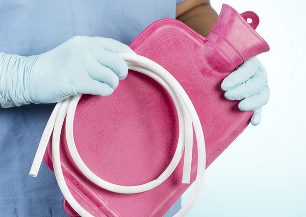 Грелка в руках у врача