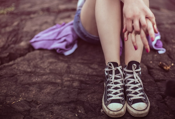 Девушка в кедах