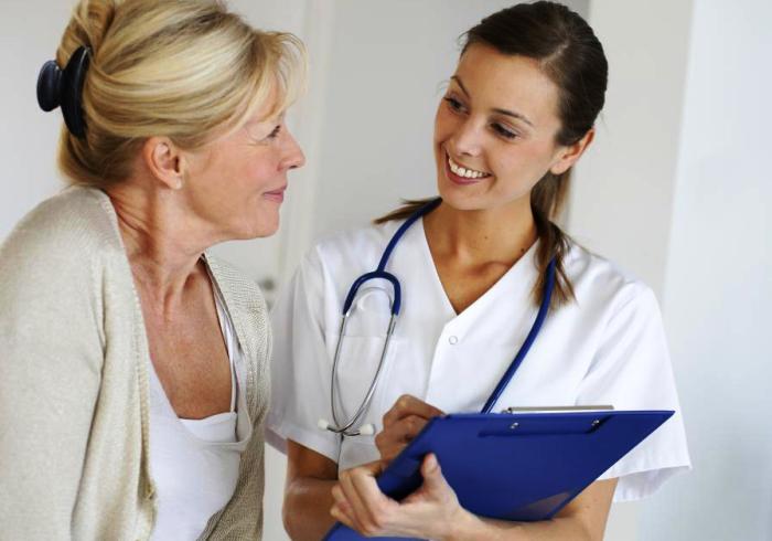 женщина у врача гинеколога по поводу миомы климакса