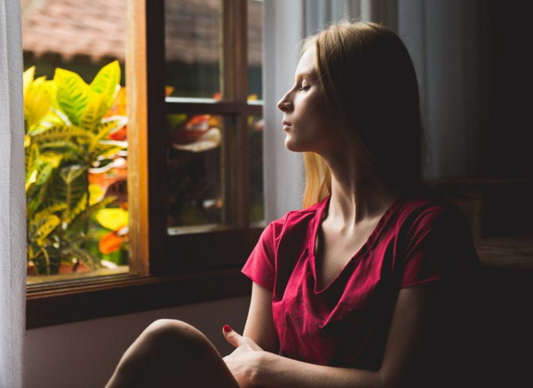 Девушка у окна