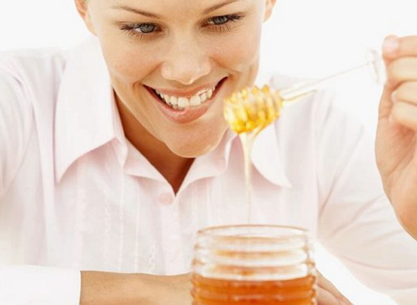 Девушка пробует мед