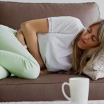 плохо девушке болит живот