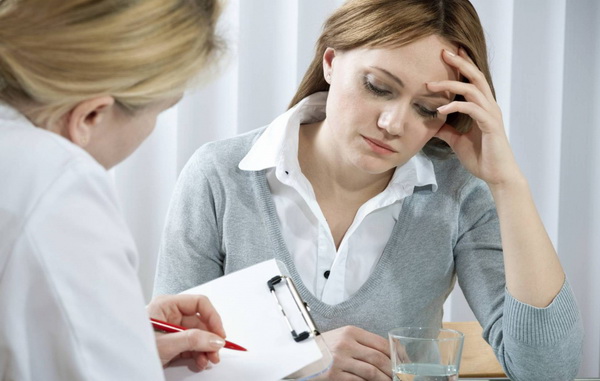 Женщина на приеме у терапевта