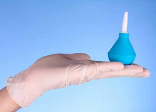Спринцовка в руке
