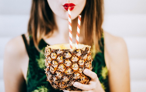 Девушка пьет экзотический коктейль