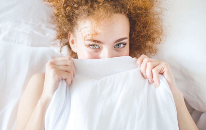 Женщина под одеялом