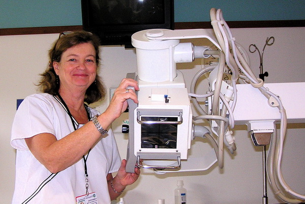 Врач у рентгеновского аппарата