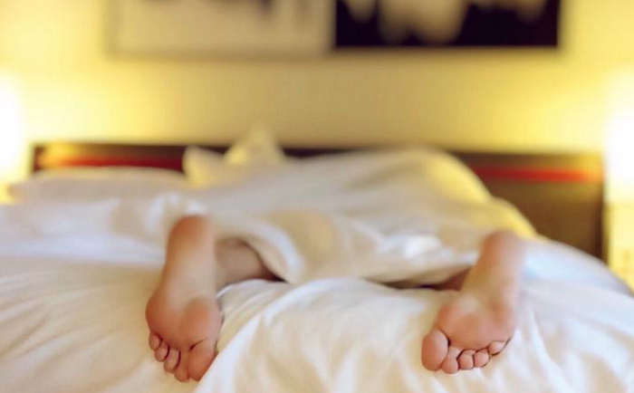 Девушка в постели