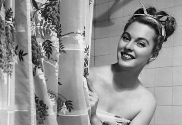 девушка подмывается содой