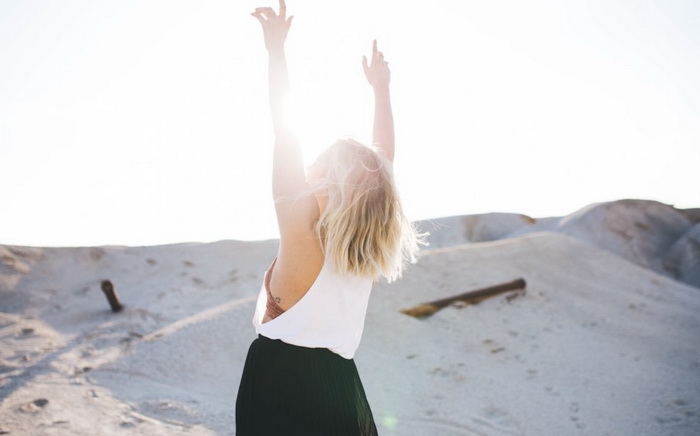 Счастливая девушка на берегу