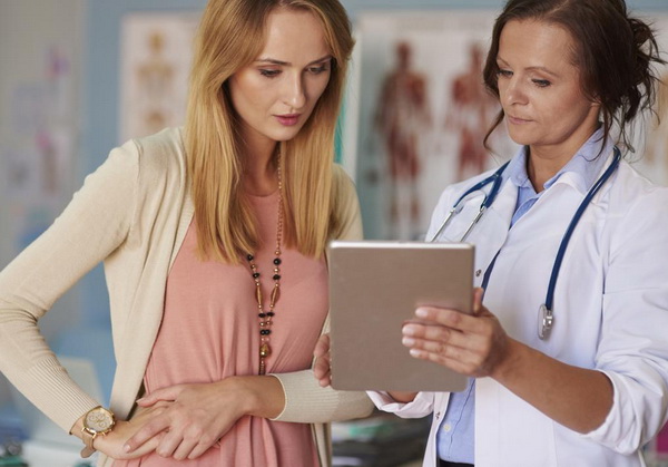 Девушка и врач