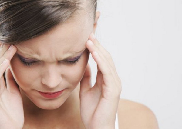 у девушки боли в висках