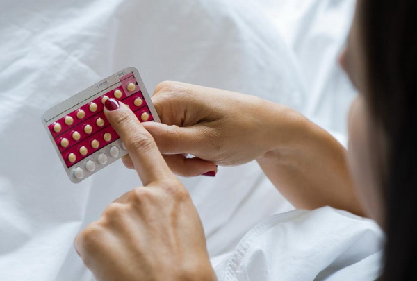 Девушка принимает таблетки