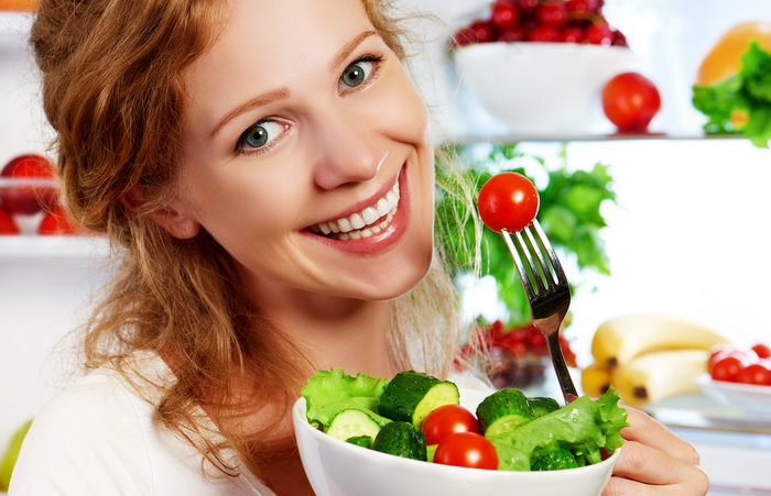 Девушка ест салат