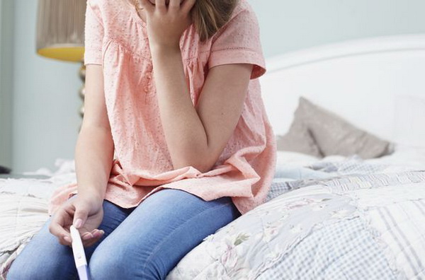 Девушка и тест на беременность