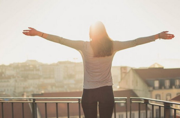 Девушка встречает рассвет