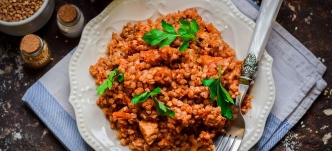 свинина с гречкой на сковороде с овощами свинина с гречкой на сковороде с овощами