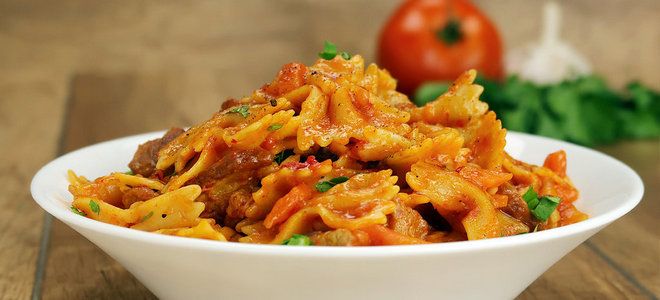 макароны со свининой и овощами на сковороде макароны со свининой и овощами на сковороде