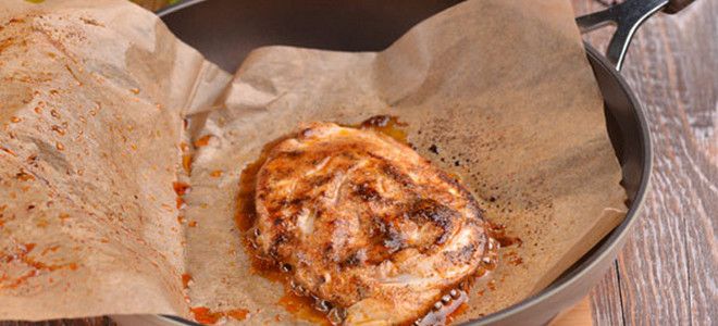 стейк индейки на сковороде в пергаменте стейк индейки на сковороде в пергаменте