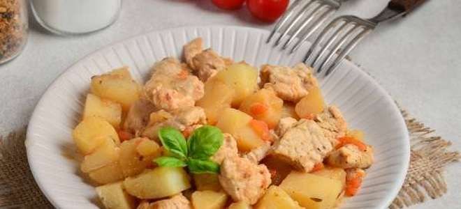 стейк индейки с картошкой на сковороде стейк индейки с картошкой на сковороде