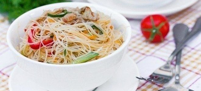 свинина с фунчозой и овощами на сковороде свинина с фунчозой и овощами на сковороде