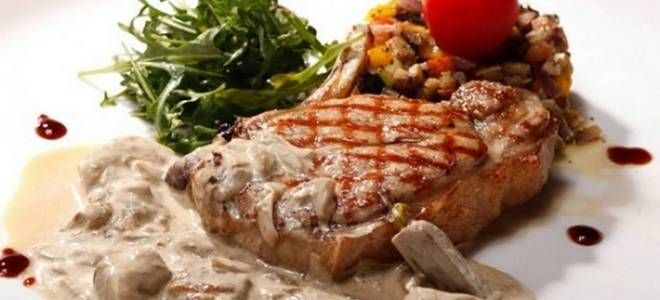 стейк индейки с луком на сковороде стейк индейки с луком на сковороде