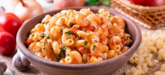 макароны с помидорами и чесноком на сковороде макароны с помидорами и чесноком на сковороде