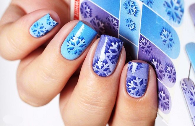 маникюр со снежинками наклейки маникюр со снежинками наклейки