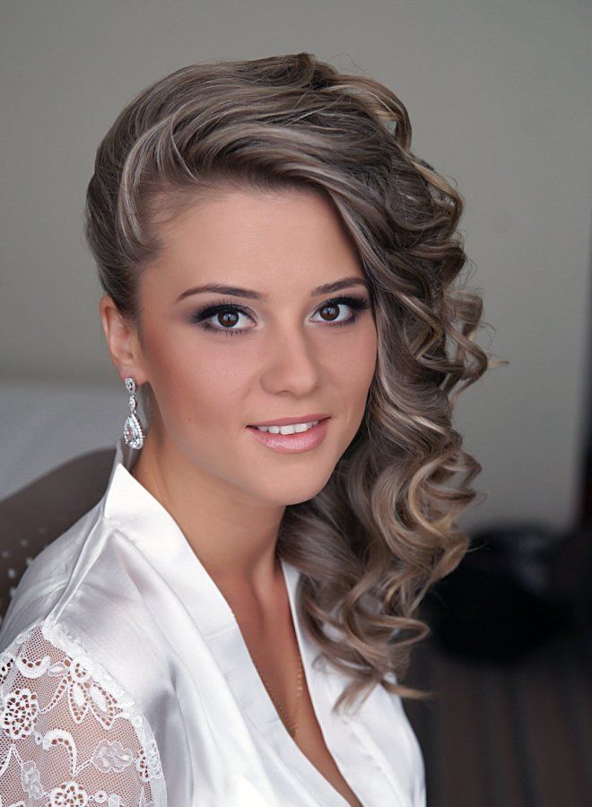 Вечерние прически с кудрями на средние волосы раз Вечерние прически с кудрями на средние волосы раз