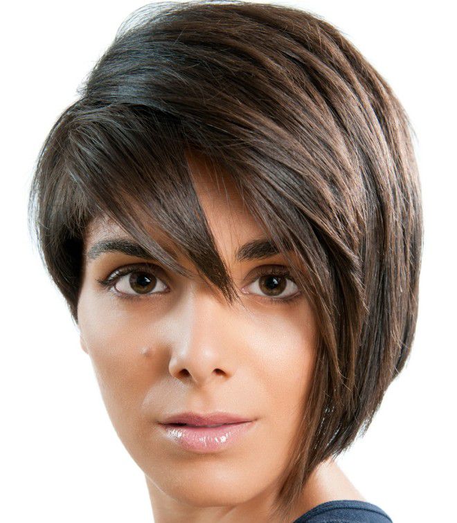 короткое каре с косой челкой брюнетка короткое каре с косой челкой брюнетка