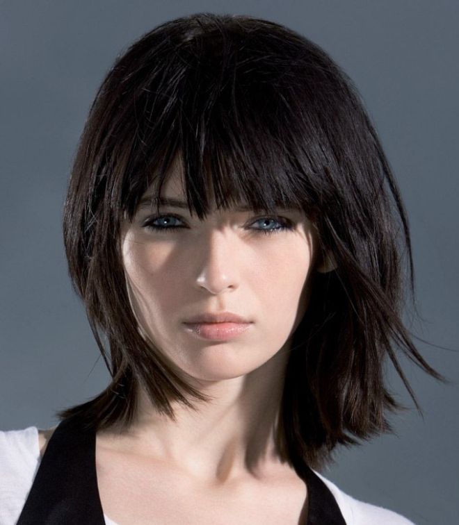 градуированное каре с челкой на короткие волосы брюнетка градуированное каре с челкой на короткие волосы брюнетка
