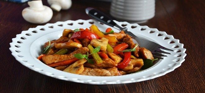 свинина с замороженными овощами на сковороде свинина с замороженными овощами на сковороде