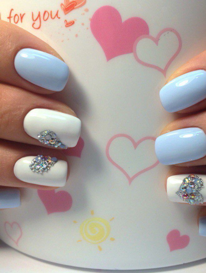 нежный маникюр со стразами голубой с молочным нежный маникюр со стразами голубой с молочным