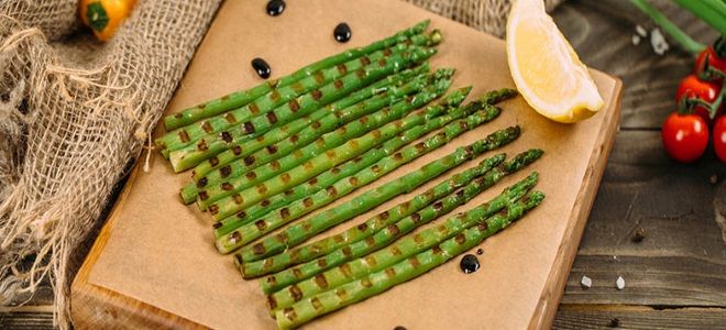 зеленая спаржа на гриле зеленая спаржа на гриле
