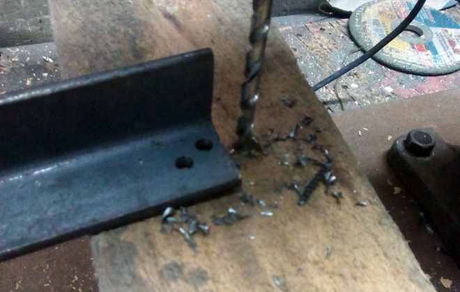 как просверлить отверстие в металлическом уголке как просверлить отверстие в металлическом уголке