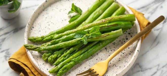 зеленая спаржа на сковороде зеленая спаржа на сковороде