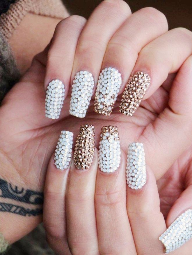 нежный маникюр на длинных ногтях стразы нежный маникюр на длинных ногтях стразы