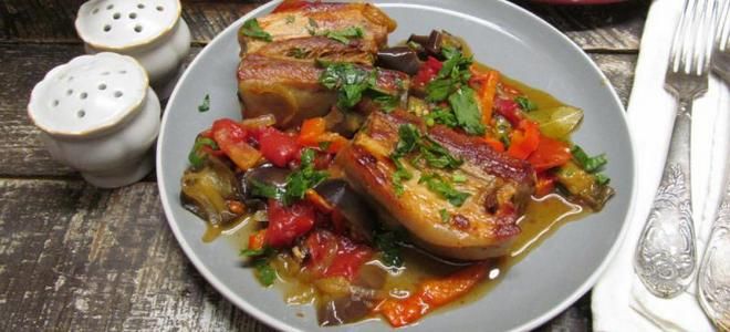 свиные ребрышки с овощами на сковороде свиные ребрышки с овощами на сковороде