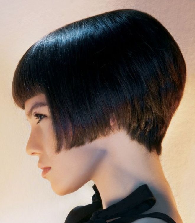 короткое каре на ножке с челкой брюнетка короткое каре на ножке с челкой брюнетка