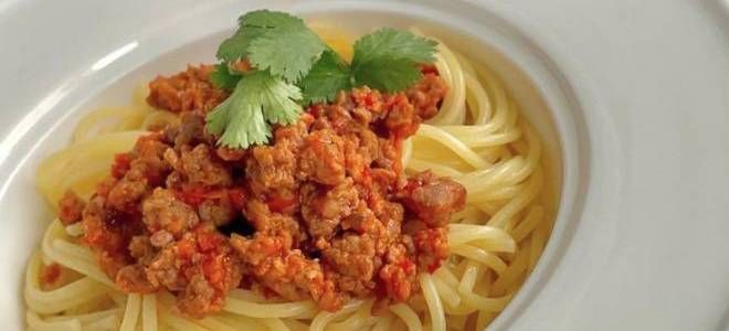 макароны с фаршем болоньезе на сковороде макароны с фаршем болоньезе на сковороде