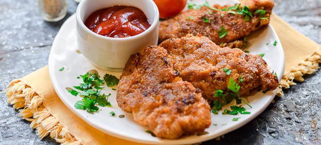 стейк из индейки в панировке на сковороде стейк из индейки в панировке на сковороде