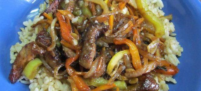 свинина с рисом и овощами на сковороде свинина с рисом и овощами на сковороде