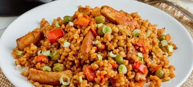 булгур со свининой и овощами на сковороде булгур со свининой и овощами на сковороде