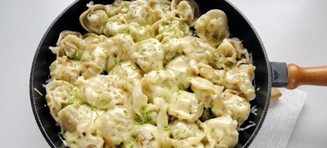 пельмени жареные на сковороде с сыром