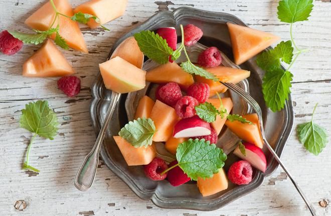 Замените закуски и сладости на фрукты и овощи